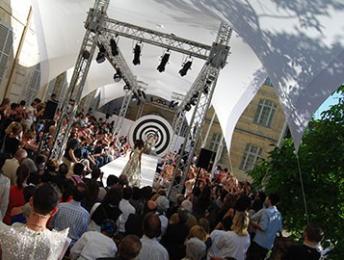 Réalisation d’un défilé de mode dans une école supérieure avec les élèves