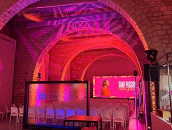 Soirée d’entreprise : quand le branding et la scénographie créent l’effet waouh