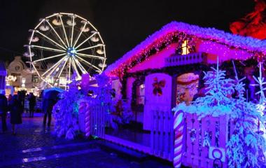 Marché de Noël Orléans - Chalet Père noël décoré