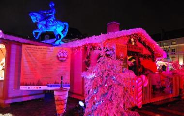 Marché de Noël Orléans - Chalet père noël illuminé