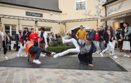 défilé de mode et show dansant avec une chorégraphie spécifique en extérieur