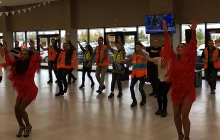 Animation dansante et flash mob dans les locaux d'Amazon pour motiver les équipes