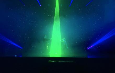 Spectacle de manipulation laser futuriste pour tous vos événements en intérieur 