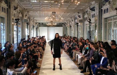 défilé de mode dans une salle parisienne lors de la Fashion Week Paris 