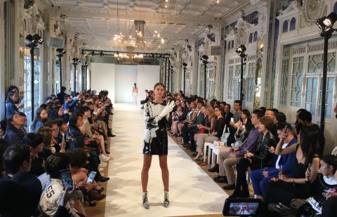 défilé de mode dans une salle parisienne lors de la Fashion Week Paris 