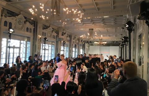 défilé de mode dans une salle parisienne lors de la Fashion Week Paris 