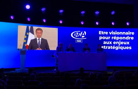 Transformation d'un auditorium en un plateau scénographié pour des événements 