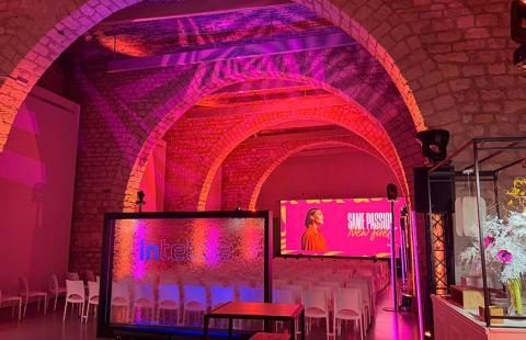 Soirée d’entreprise : quand le branding et la scénographie créent l’effet waouh