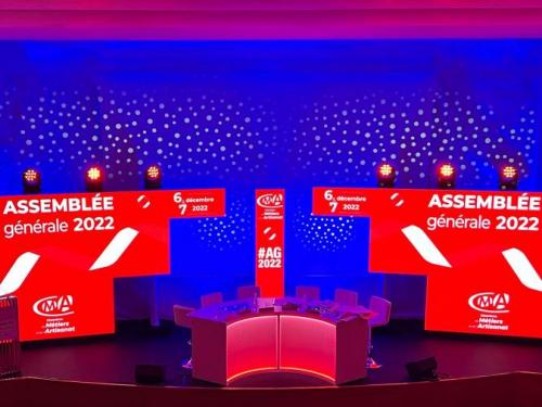 Transformation d'une scène pour une assemblée générale