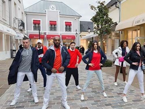 Organisation d'un défilé de mode dans un centre commercial en extérieur