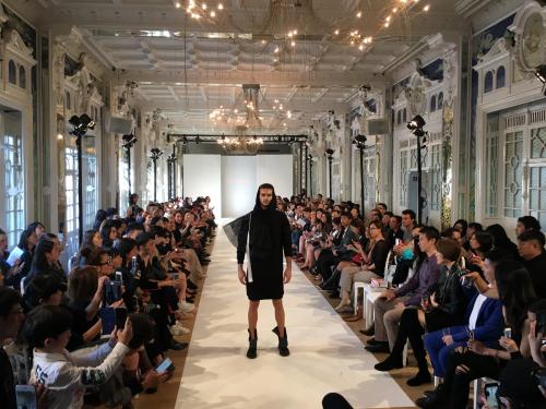 défilé de mode dans une salle parisienne lors de la Fashion Week Paris 