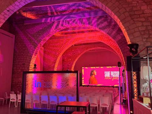 Soirée d’entreprise : quand le branding et la scénographie créent l’effet waouh