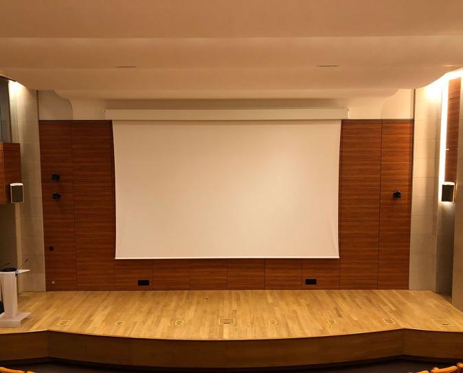 Transformation d'une scène pour une assemblée générale Transformation d'une scène pour une assemblée générale