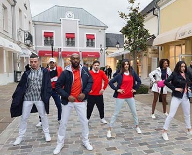 Organisation d'un défilé de mode dans un centre commercial en extérieur