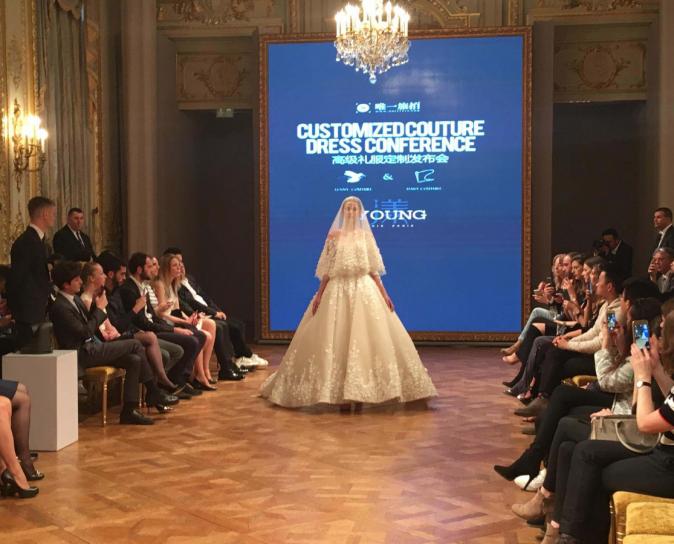 Organisation d'un défilé de mode haute couture dans un palace parisien 