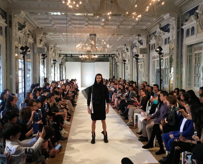 défilé de mode dans une salle parisienne lors de la Fashion Week Paris 