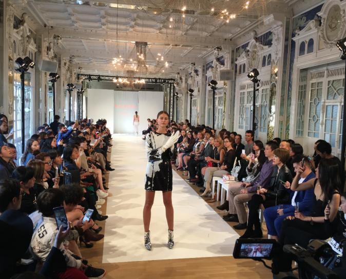 défilé de mode dans une salle parisienne lors de la Fashion Week Paris 