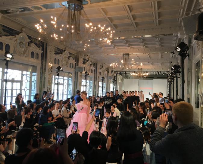 défilé de mode dans une salle parisienne lors de la Fashion Week Paris 