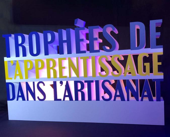 Cérémonie de remise de trophée pour le 1er prix de l'apprentissage de l'artisanat