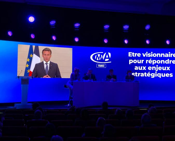 Transformation d'un auditorium en un plateau scénographié pour des événements 