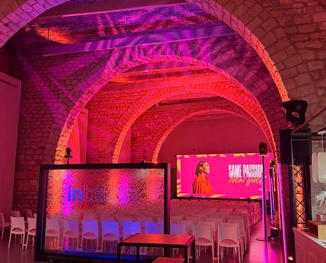 Soirée d’entreprise : quand le branding et la scénographie créent l’effet waouh