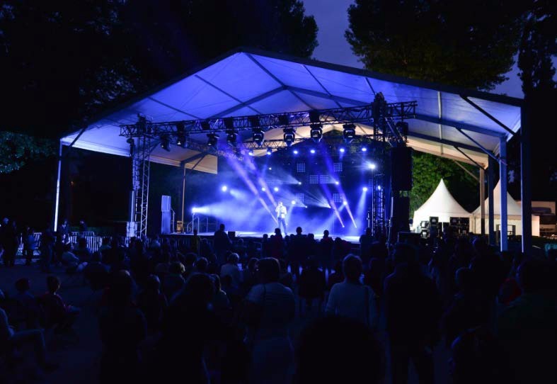 Location scène concert, spectacle Paris - Location podium, scène mobile